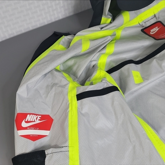 Nike running windbreaker size small great condition reflective lining - Picture 6 of 8